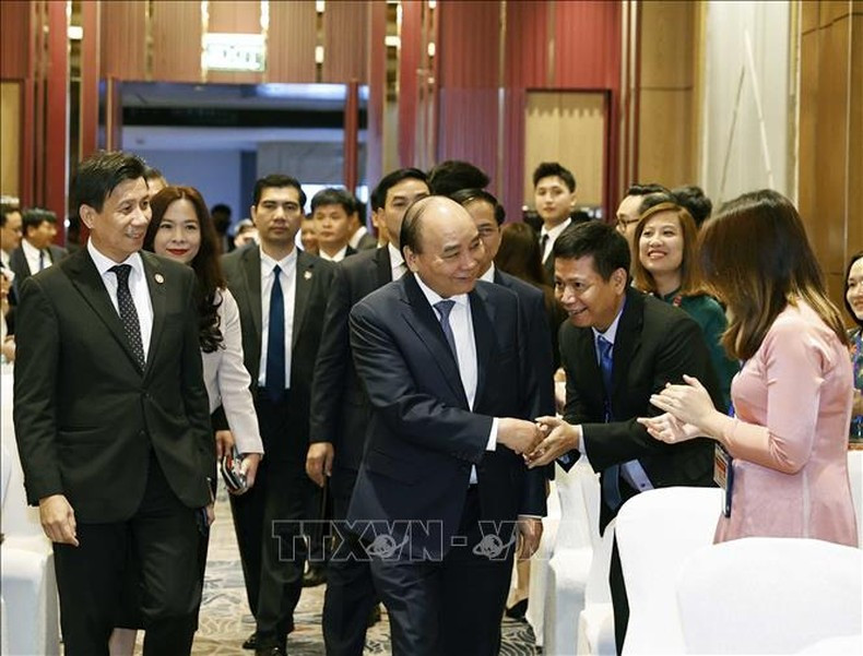President Nguyen Xuan Phuc meets staff of the Vietnamese Embassy in Indonesia and the Vietnamese community in Indonesia (Photo: VNA)