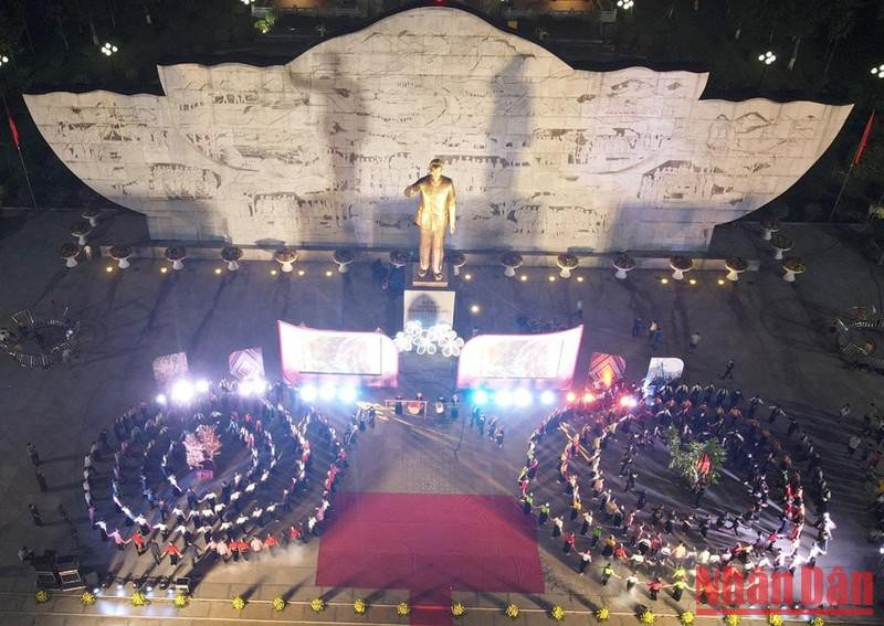 Xoe dances performed at the ceremony (Photo: NDO)