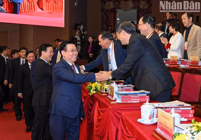 National Assembly Chairman Vuong Dinh Hue, Permanent member of the Party Central Committee’s Secretariat Vo Van Thuong and other delegates attend the workshop.