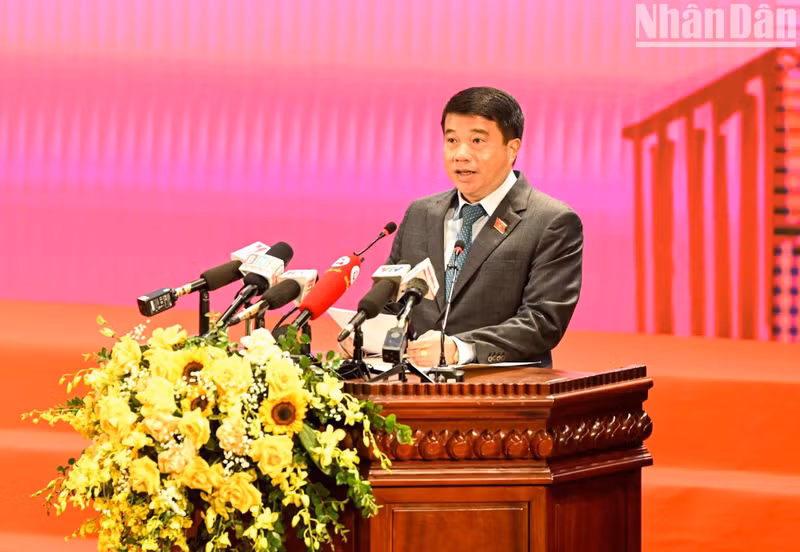 Chairman of the National Assembly Council for Ethnic Affairs Y Thanh Ha Nie Kdam delivers a presentation entitled “Policies to preserve and promote cultural values of ethnic minorities: situation and solutions”.