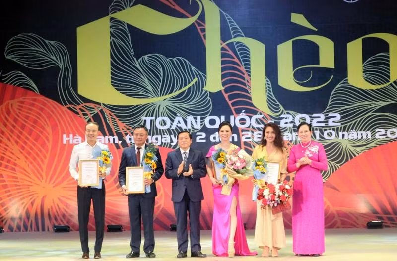 The Secretary of the Ha Nam Provincial Party Committee presents the Excellence Award to the Thanh Hoa Province Traditional Art Theatre.
