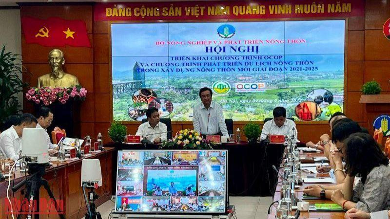Minister of Agriculture and Rural Development Le Minh Hoan speaking at the conference.