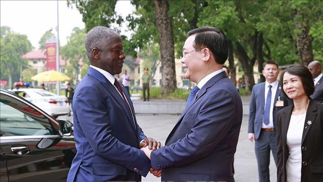 NA Chairman Vuong Dinh Hue (R) welcomes President of the Côte d'Ivoire NA Adama Bictogo. (Photo: VNA)