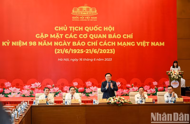 [In Picture] NA Chairman meets with press agencies on Revolutionary Press Day ảnh 1