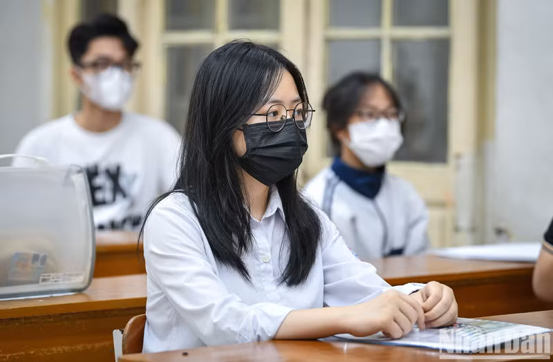 Candidates come to take the exam at the test venue Tran Phu - Hoan Kiem (Hanoi).