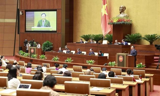 NA Chairman Vuong Dinh Hue speaks at the session. (Photo: VNA)