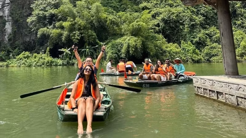 Foreign tourists are interested in the experience in Trang An, Ninh Binh. 