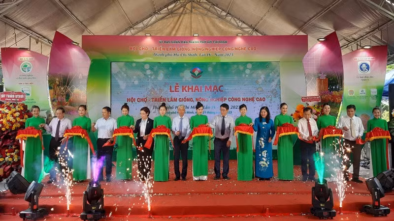 At the opening ceremony of the Ho Chi Minh City Fair and Exhibition of Seeds and Hi-Tech Agriculture 2023.