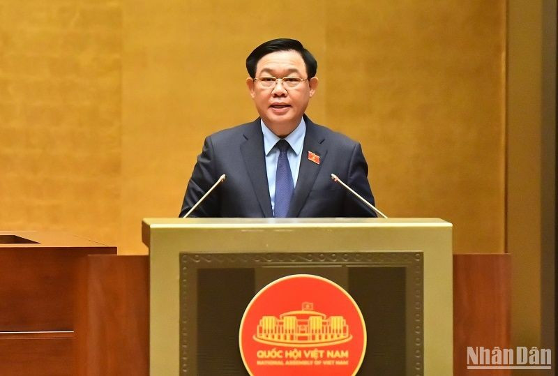 NA Chairman Vuong Dinh Hue speaks at the meeting. (Photo: NDO)