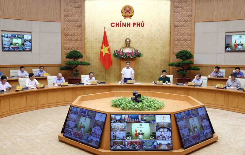 Deputy PM Tran Luu Quang (standing) speaks at the seventh meeting of the national steering committee for fighting IUU fishing in Hanoi on June 1. (Photo: VNA)