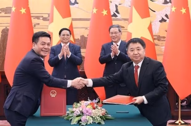 Vietnamese Prime Minister Pham Minh Chinh (second row, left) and Chinese Premier Li Qiang (second row, right) witness the signing and announcement of four cooperation documents between ministries, sectors and localities of the two countries. (Photo: VNA)