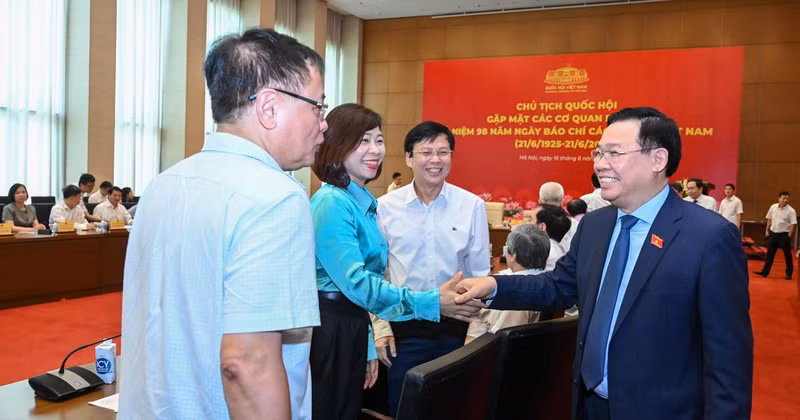 National Assembly Chairman Vuong Dinh Hue meets with delegates at the meeting