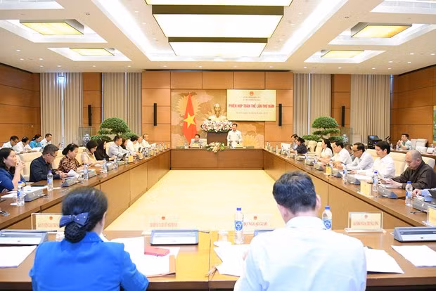 At the meeting (Photo: quochoi.vn)