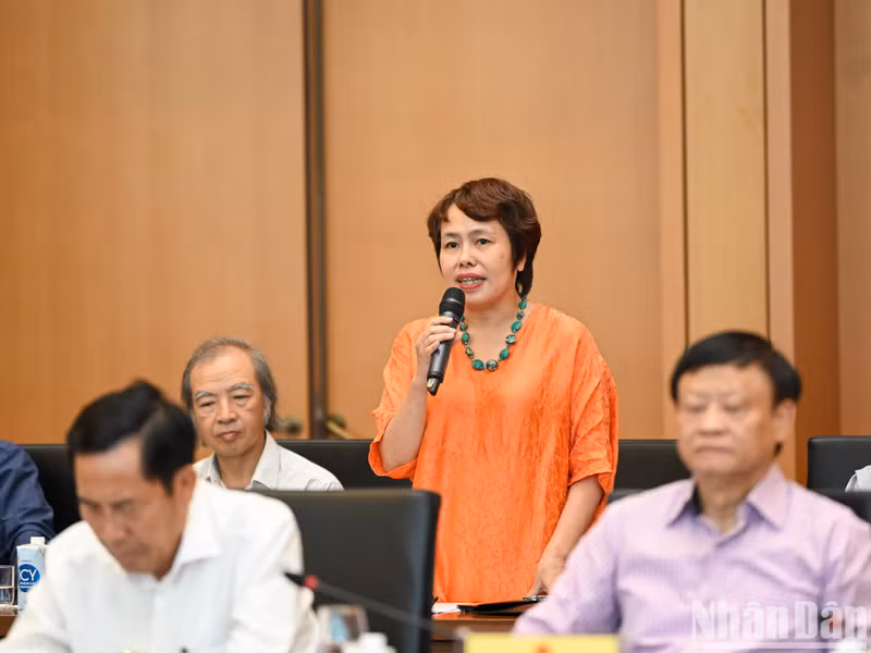 Journalist Dang Thi Phuong Thao, Deputy Editor-in-Chief of Thanh Nien Newspaper speaks at the meeting. Journalist Dang Thi Phuong Thao, Deputy Editor-in-Chief of Thanh Nien Newspaper speaks at the meeting.