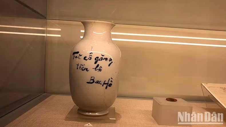 Porcelain vase with autographs of President Ho Chi Minh.