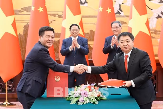 At the signing ceremony of the MoU on cooperation between the Vietnamese Ministry of Industry and Trade and the State Administration for Market Regulation (SAMR) of China. (Photo: VNA)