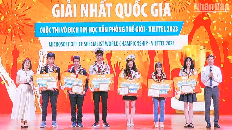 Nguyen Minh Triet (right) and representatives of relevant units presented the national first prize to the six champions of MOSWC - Viettel 2023.