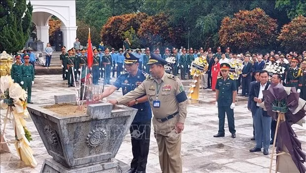At the ceremony to repatriate Vietnamese volunteer soldiers’ remains from Laos, Cambodia (Photo: VNA)