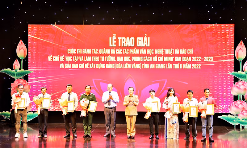Leaders of An Giang Province present A prizes.