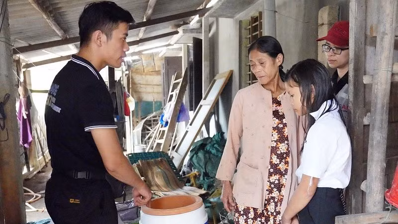 USAID staff (left) assist people with disabilities affected by floods in Vietnam. (Photo: USAID)