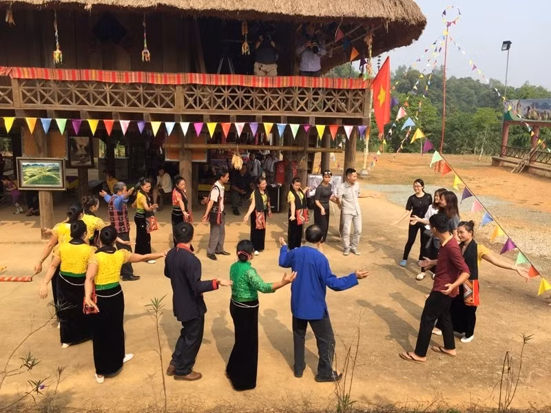 Activities held at the Vietnamese Ethnic Culture and Tourism Village have increased exchanges among residing ethnic groups, contributing to attracting more tourists to the village (Photo: dangcongsan.vn)