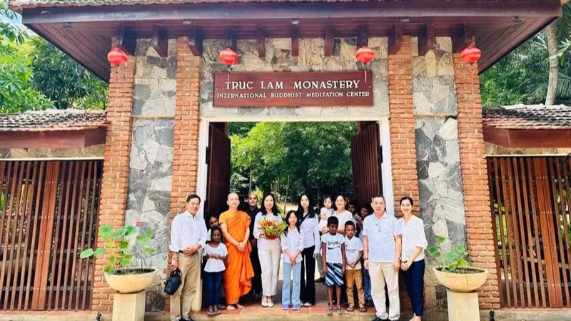 A delegation from the Vietnamese Embassy in Sri Lanka in a visit to the Truc Lam Zen Monastery (Photo: VNA)