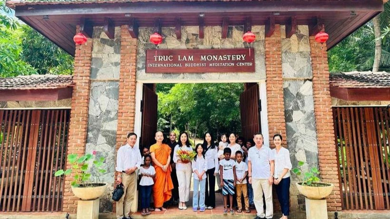 A delegation from the Vietnamese Embassy in Sri Lanka in a visit to the Truc Lam Zen Monastery (Photo: VNA)