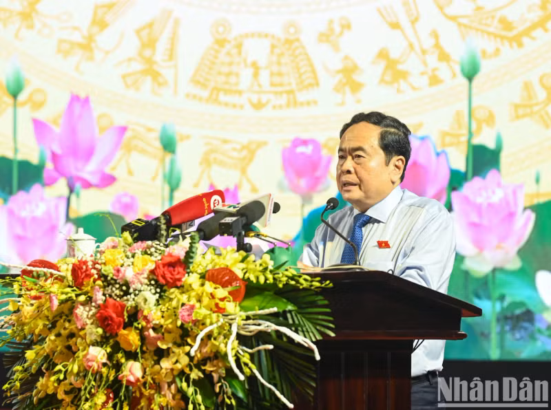 NA Chairman Tran Thanh Man gives a speech at the conference.