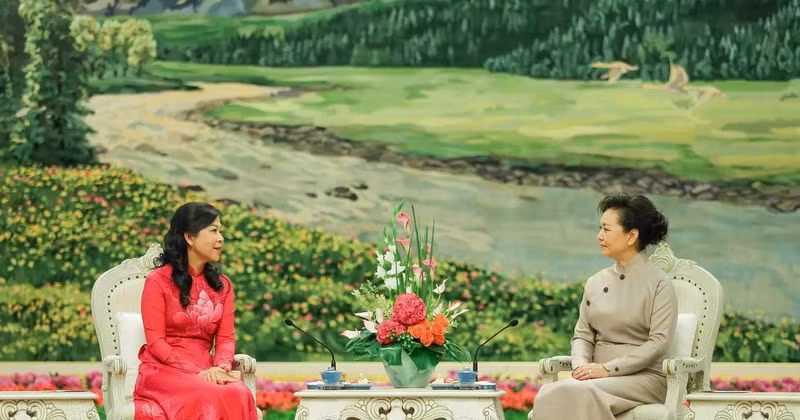 Professor Peng Liyuan, the wife of General Secretary of the Communist Party of China (CPC) Central Committee and President Xi Jinping (R) hosts tea party for the wife of General Secretary of the Communist Party of Vietnam (CPV) Central Committee and State President To Lam, Ngo Phuong Ly (Photo: baoquocte.vn)