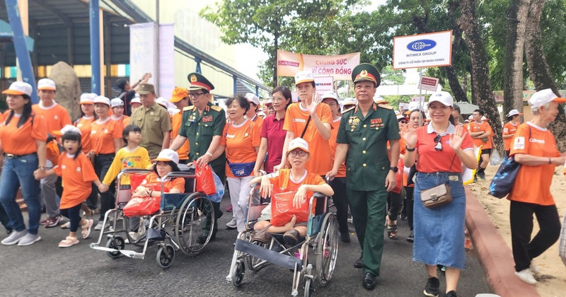 Over 5,000 join charity walk to support Agent Orange/dioxin victims (Photo: VNA)