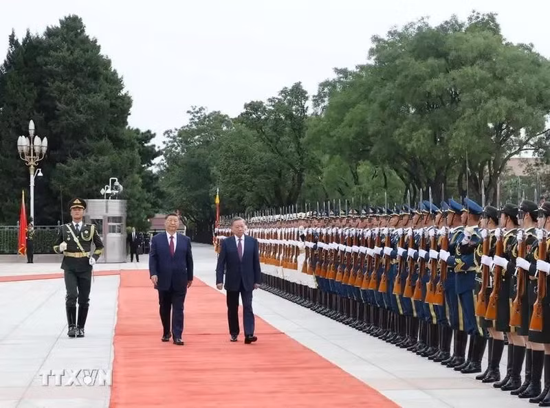 Lam and Xi pass an honour guard during a welcome ceremony for the former. (Photo: VNA)