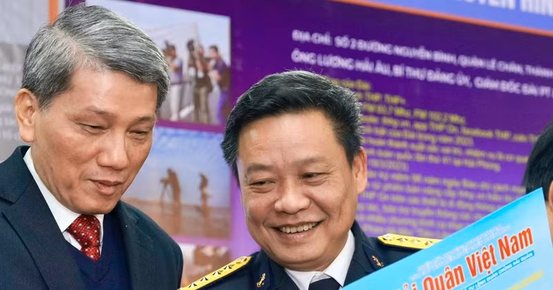 Colonel Nguyen Van Toan, Editor-in-Chief of the Hai Quan Viet Nam (Vietnam Navy) newspaper (R) is confident in the nation's comprehensive development. (Photo: VNA)