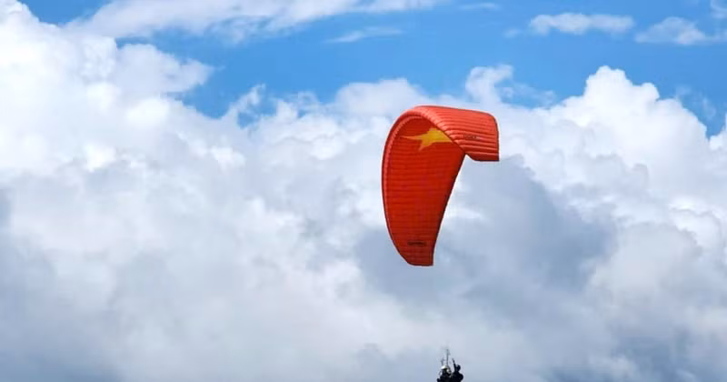 The appeal of adventure tourism in Mu Cang Chai has been affirmed, with over 40-50% of visitors coming specifically for paragliding each year. (Illustrative image - Source: VNA)