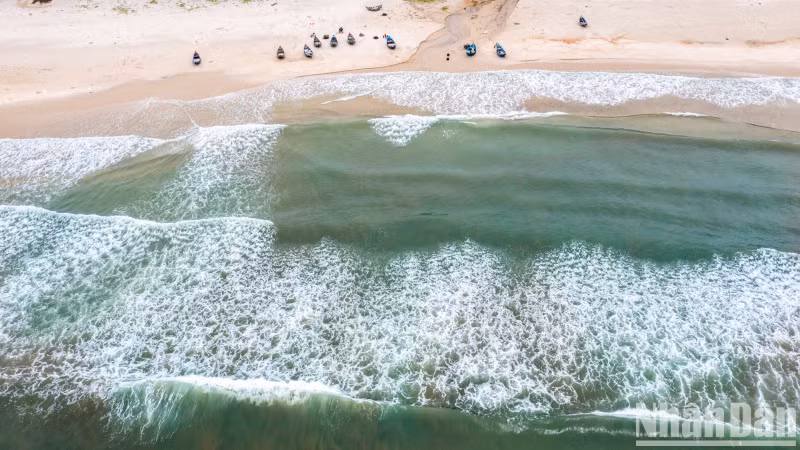 Like Cua Tung and Cua Viet, Vinh Thai Beach is emerald green, especially on beautiful days. Like Cua Tung and Cua Viet, Vinh Thai Beach is emerald green, especially on beautiful days.