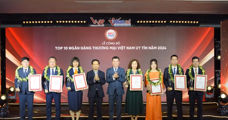 Top 10 prestigious companies in the banking, insurance, technology, and high-tech agriculture sectors in 2024 receive awards (Photo: vietnamnet.vn)