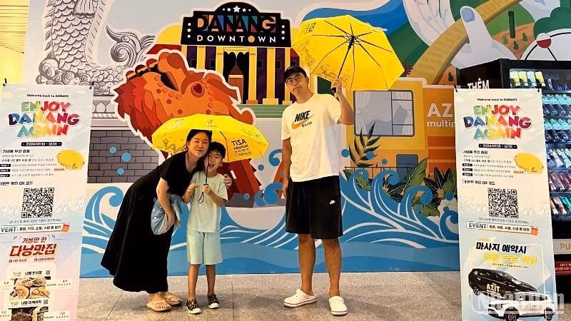 Korean tourists capture beautiful moments with the "Enjoy Danang Again Campaign". (Photo: ANH DAO)