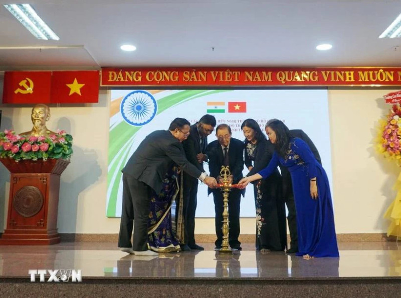 General Director of the Vietnam News Agency (VNA) Vu Viet Trang (fourth from right) on August 14 receives Chairman of the National Press Council 