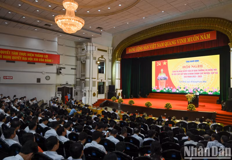Overview of the conference announcing the Resolution rearranging administrative units at the district and commune levels in Nam Dinh Province.