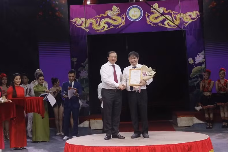 The organising board presents the Outstanding Director Award to Meritorious Artist Ngo Le Thang. (Photo: THUY DUONG)