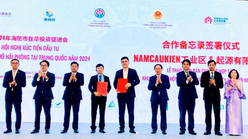 Memorandum of Understanding on investment cooperation between Chinese enterprises and Hai Phong City enterprises granted at the investment promotion conference in China. (Photo: haiphong.gov.vn)