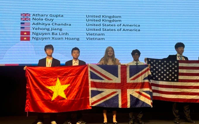 Nguyen Ba Linh and Nguyen Xuan Hoang of Vietnam win gold medals at the 17th International Olympiad on Astronomy and Astrophysics (Source: Hanoi Department of Education and Training)
