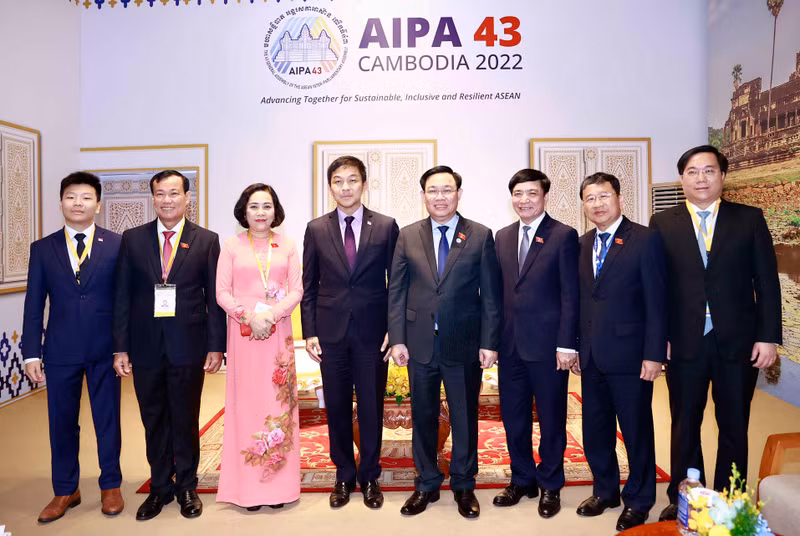 NA Chairman Vuong Dinh Hue (fourth from right) and Speaker of the Singaporean Parliament Tan Chuan-jin (fifth from right) (Photo: quochoi.vn) 