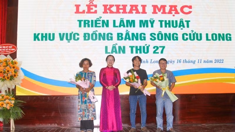  Leaders of Vinh Long Province present prizes to the winners. (Photo: BA DANG)