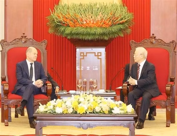 General Secretary of the Communist Party of Vietnam Nguyen Phu Trong (R) receives German Chancellor Olaf Scholz. (Photo: VNA)