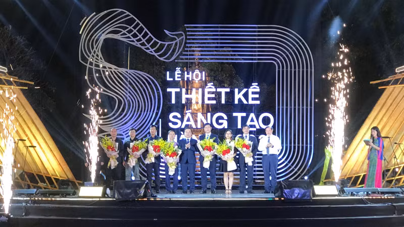 Representatives of the organising board giving flowers to delegates of the units participating in the festival. (Photo:NDO)