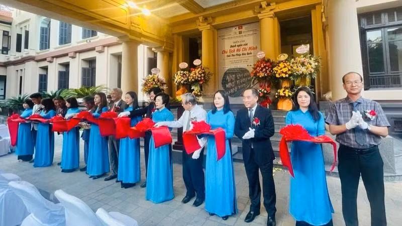 Delegates cut the ribbon to open the exhibition.