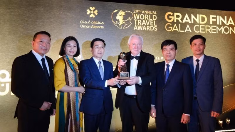 The representative of Vinh Phuc Province received the World Travel Awards. (Source: baovinhphuc.vn)
