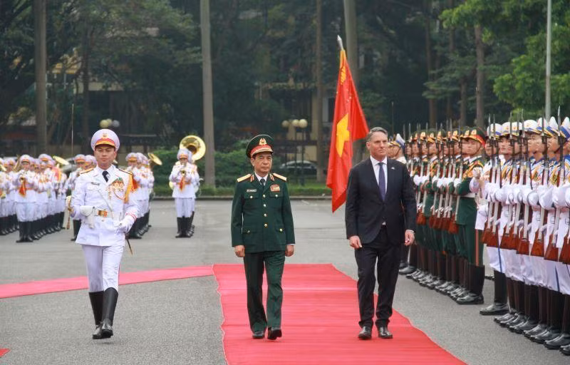Minister of National Defence Gen. Phan Van Giang (L) hosts an official welcome ceremony for Australian Deputy Prime Minister and Defence Minister Richard Donald Marles. (Photo: NDO) 