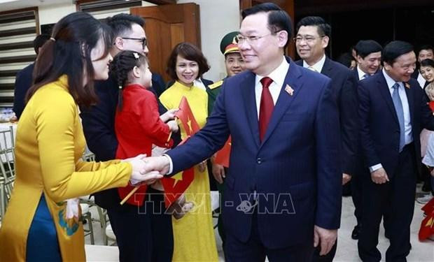 National Assembly Chairman Vuong Dinh Hue meets with the staff of the Vietnamese Embassy in the Philippines. (Photo: VNA)