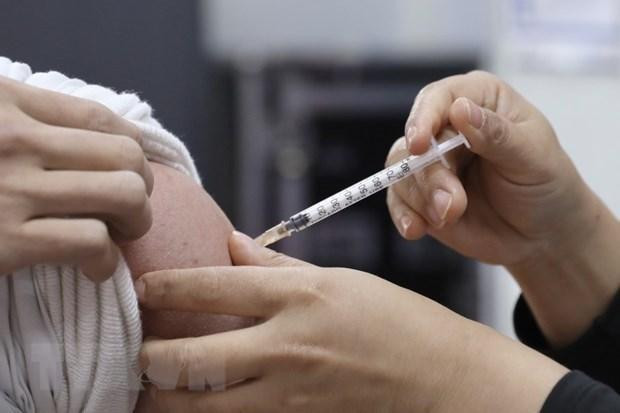 Getting vaccinated against COVID-19 (Photo: VNA)